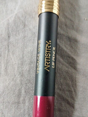 Artistry Vintage Wine Lip Pencil in Red NWT